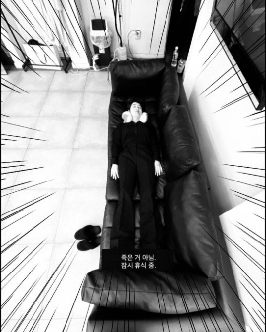 김혜수, 여신의 코믹한 휴식…"죽은 거 아님"