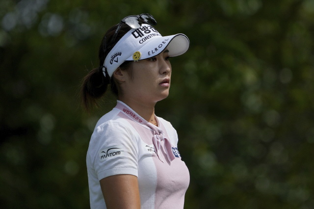 "퍼팅만 받쳐준다면…" 단독 선두 내준 이정은, LPGA 두번째 우승 양보 못해