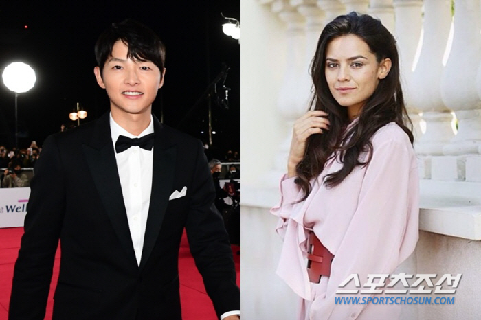 [SC이슈]'송중기 ♥케이티', 출산 임박했나? 아기 옷 선물 받아 작접…