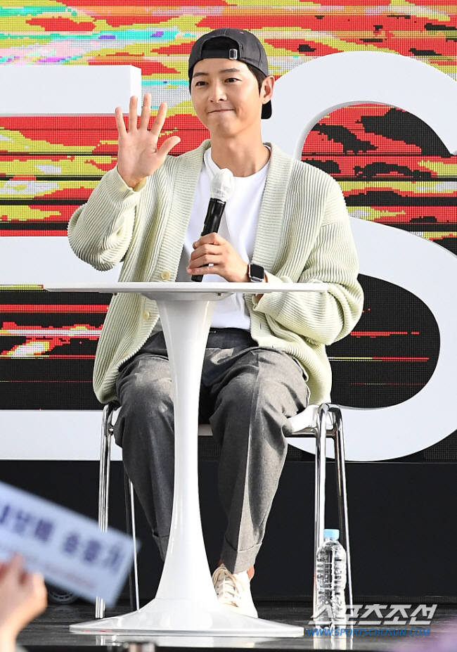 [SC이슈]'송중기 ♥케이티', 출산 임박했나? 아기 옷 선물 받아 작접…