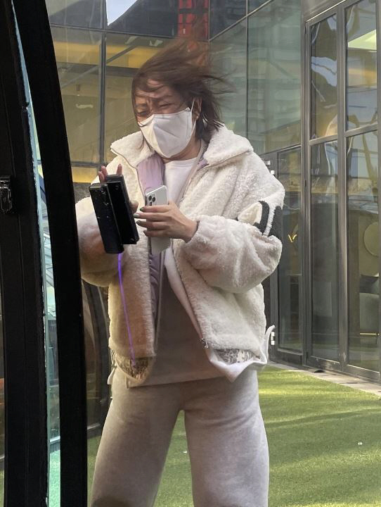 '윤형빈♥' 정경미, 엄청난 강풍에 휘청 "64kg 아니었으면 날아갈 뻔…