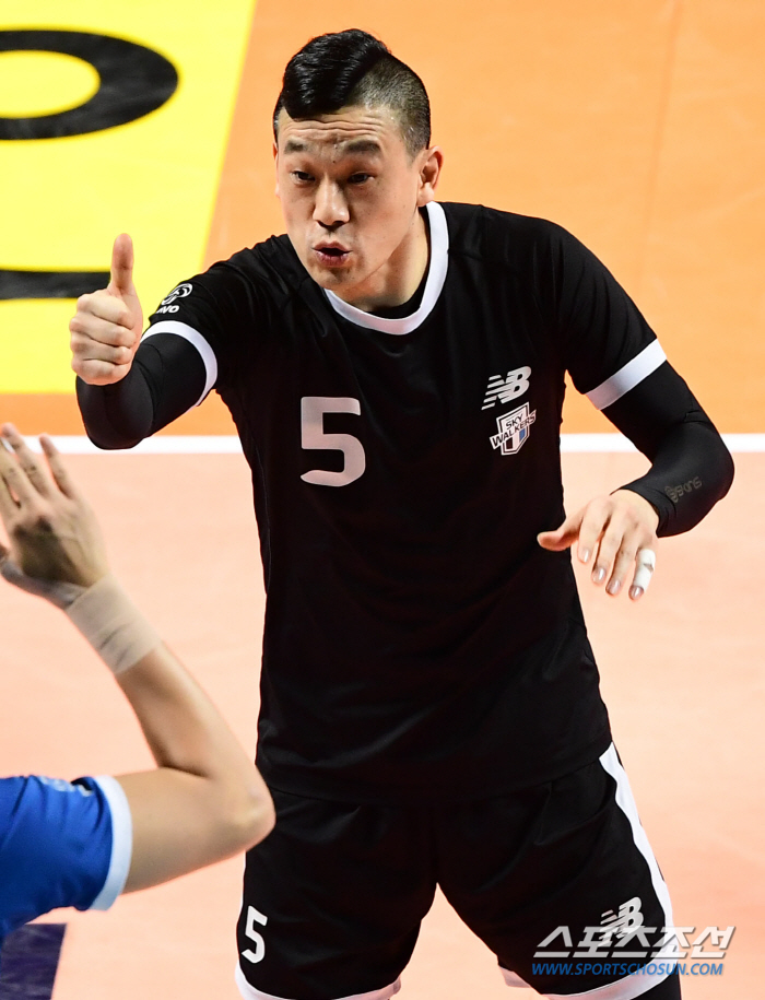 경이로운 여오현, 45세에도 리시브 1위…사령탑도 예상 못했다 [천안브리…
