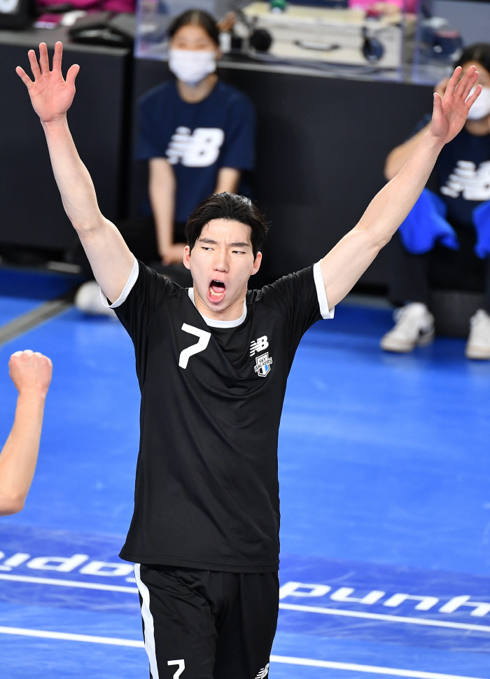 허수봉 3연속 서브에이스→최민호 6블록 철벽쇼! 현대캐피탈 3연승 질주……