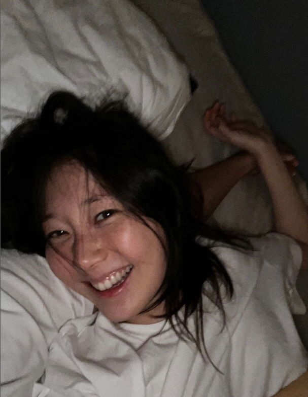 이유영, 새 남친 생겼나? 침대 위 男품에서 팔베게→달아오른 취기 얼굴까…