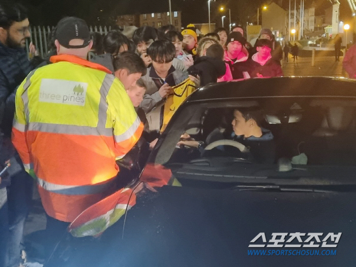 [현장에서]'마지막 한 명까지' 가장 늦게 퇴근한 황희찬의 특급 팬서비스