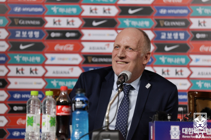 '도르트문트 팬인가' 뮐러 위원장, FIFA 올해의 선수 투표 1위로 벨…