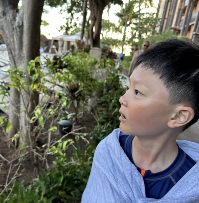 이현이 子, 하와이 햇빛에 얼룩덜룩해진 얼굴…비즈니스석서 '회장님 포스'