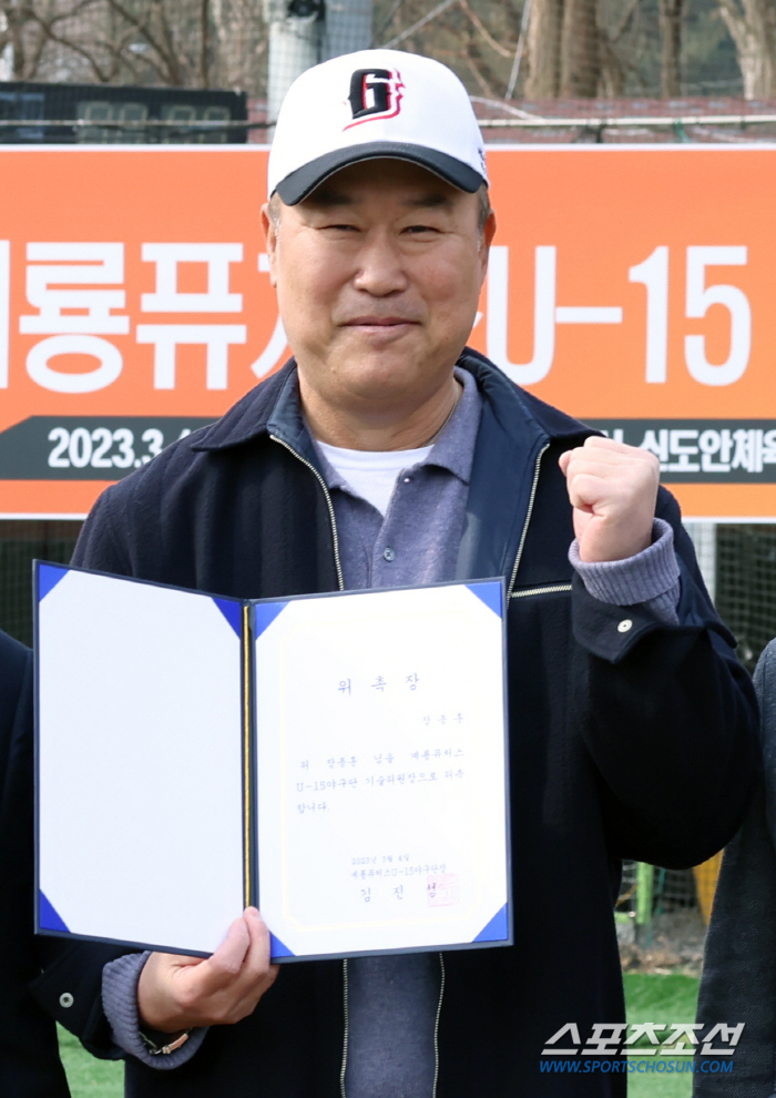 중학생 야구단 계룡퓨처스 기술위원장 위촉, 꿈나무들의 꿈을 키워주는, '레전드' 장종훈의 아름다운 행보