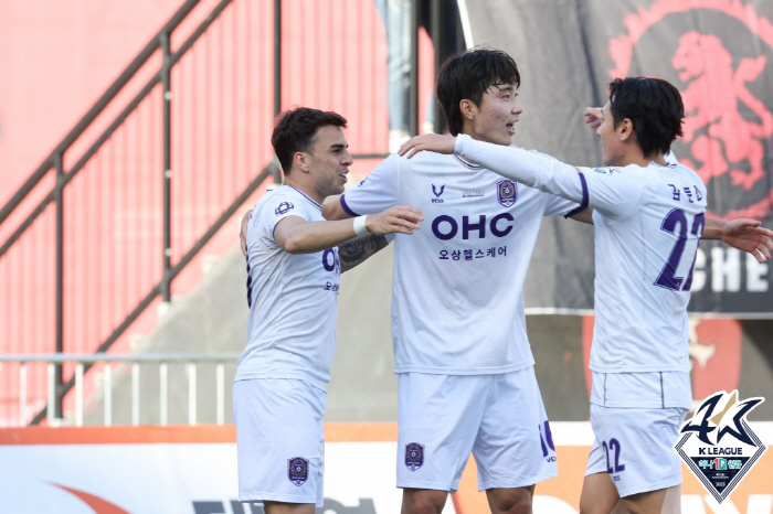 '조나탄 없어도 강하다' 안양, 부천 4대2 잡고 선두 등극(종합)