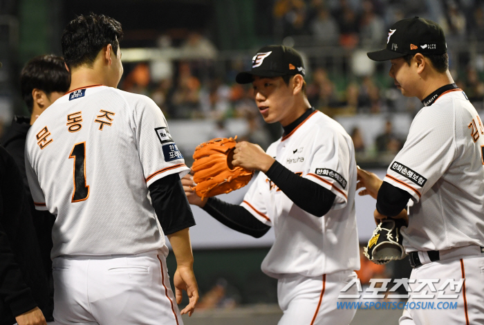 "5이닝도 못 던지면 어쩌란 말인가" 한화 선발 평균 4.1이닝-78구,…