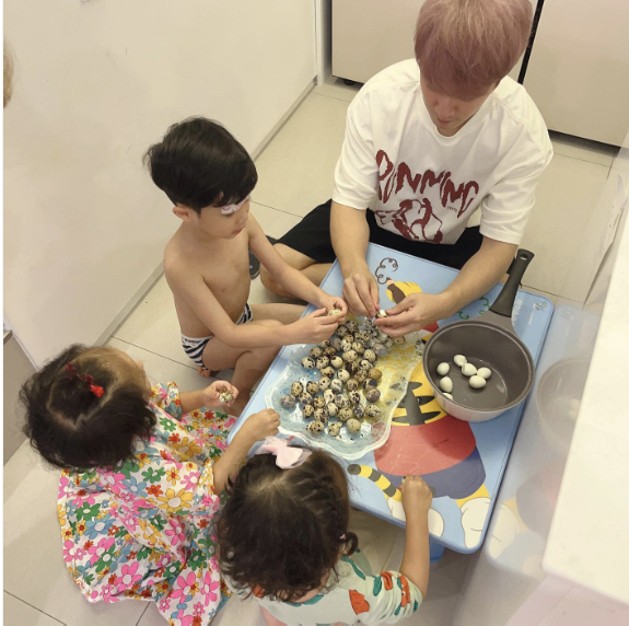 최민환♥율희, 집에 '가내수공업' 열었네 "든든하다 네 명의 알바생들"