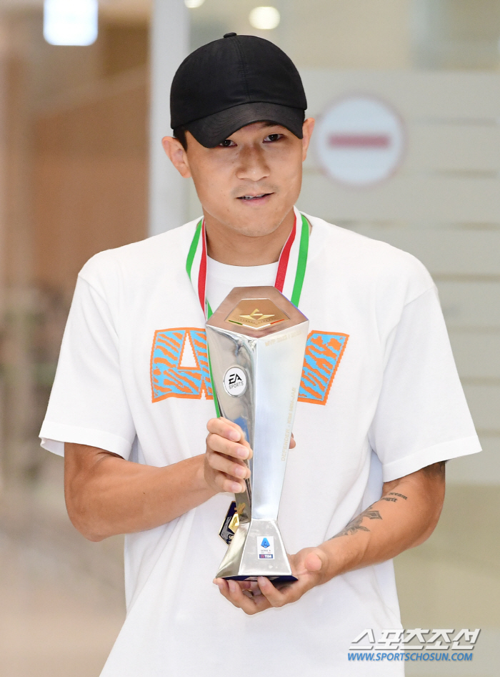 '메디컬 통과→바이아웃 지불까지 완료' 김민재, 바이에른 공식 입단식은 …