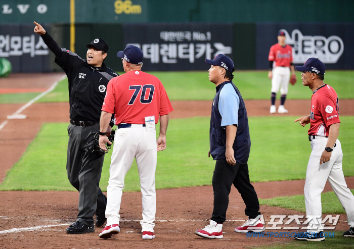 "불규칙 S존, 선수 보호 위해 나섰다"…시즌 첫 퇴장도 감수, 외국인 …