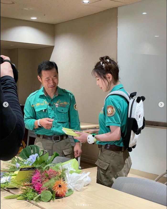 보아 "저는 푸바오 성덕입니다"…대나무 꽃다발 들고 '소원성취 미소'