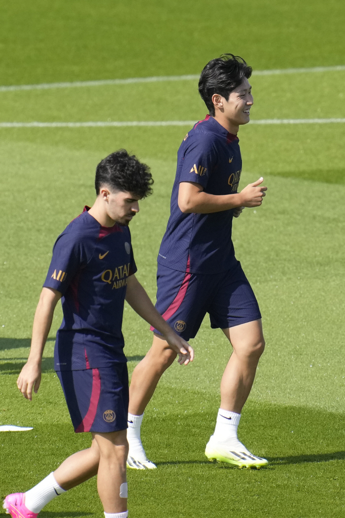 'KING' 이강인 햄스트링 부상 괜찮다, PSG 관계자 "곧 그라운드에…