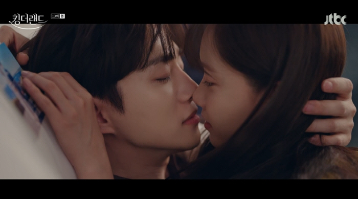 '킹더랜드' 이준호♥임윤아, 집에서 키스 '파파라치에 찍혔다'..사장직 …