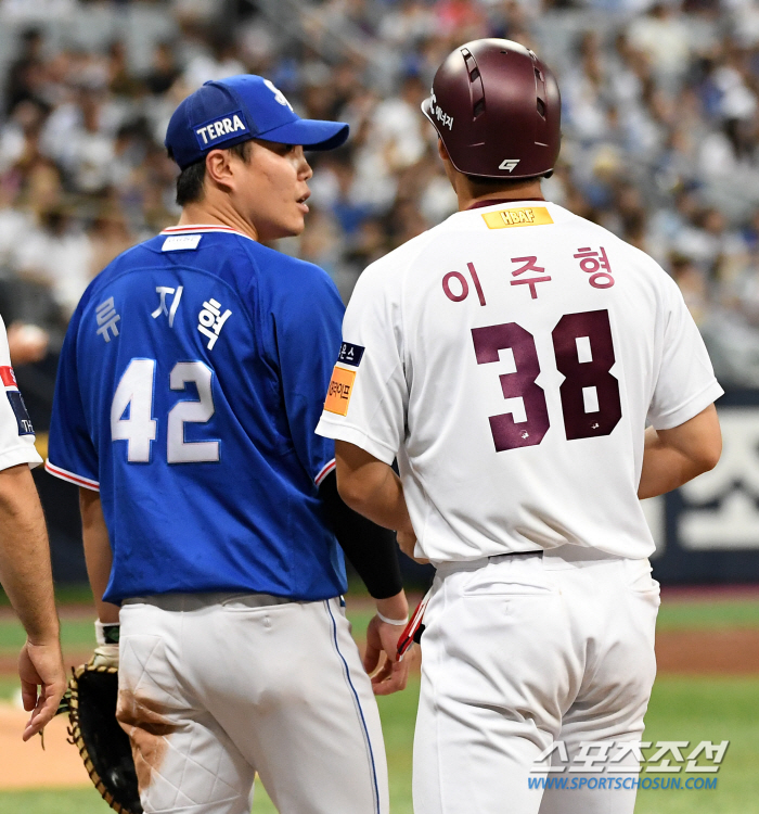'키움 세리머니 이렇게 하는 게 맞나요?' 트레이드 첫날 첫 안타 신고한…