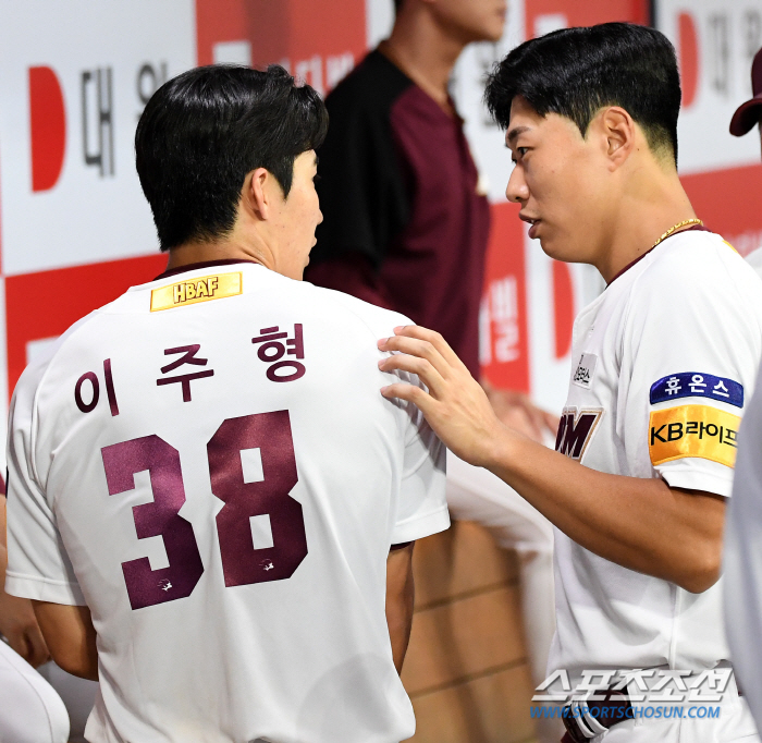 '키움 세리머니 이렇게 하는 게 맞나요?' 트레이드 첫날 첫 안타 신고한…
