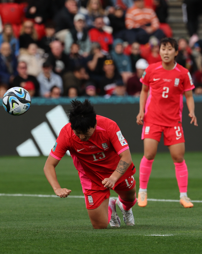 수비 아쉬움→전반 6분 선제 실점, '또 월드컵 악몽' 전반 0-1로 밀…