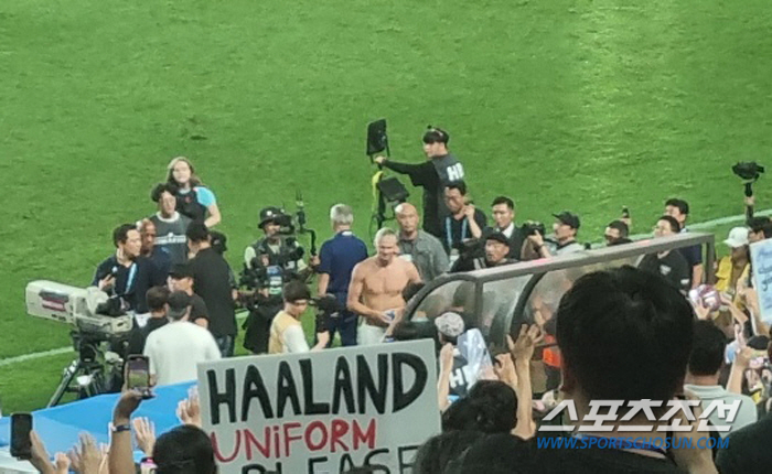 [현장에서]'괴물의 특급 팬서비스' 입고 있던 티셔츠까지 팬에게 선물하고…