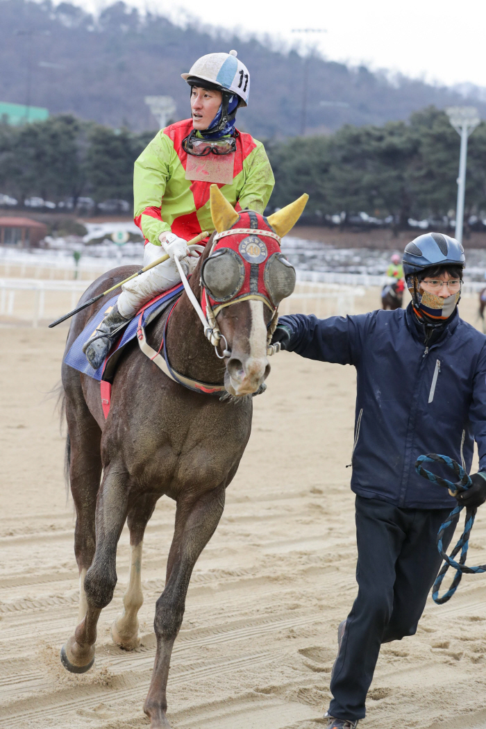 [경마]페어플레이어 송재철 기수, 과천 아이돌 김동수 기수 각각 300승…