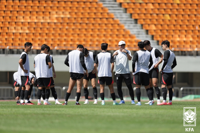 PSG 답이 없어 답답한 황선홍 감독 "PSG, 이강인 차출 조건으로 아…
