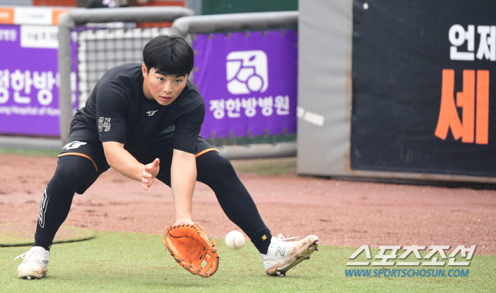 '돌처럼 단단한 2루수' 문현빈 '폭우도 못말린 나홀로 자율학습' [대전…