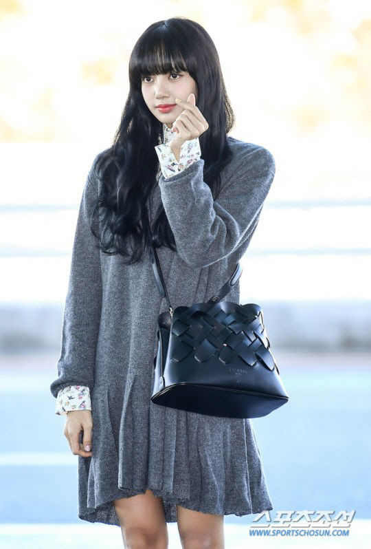 '19금쇼' 앞둔 블랙핑크 리사 "곧 만나요"…선정성 우려에도 꿋꿋