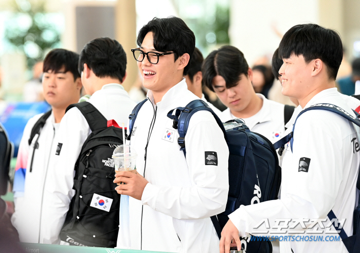 '금메달 꼭 걸고 돌아올게요' 항저우로 떠난 야구대표팀, 팬들 뜨거운 배…