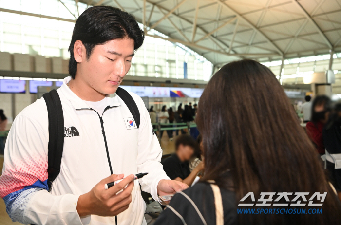 '금메달 꼭 걸고 돌아올게요' 항저우로 떠난 야구대표팀, 팬들 뜨거운 배…