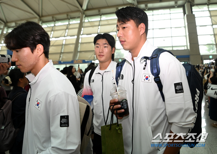 '금메달 꼭 걸고 돌아올게요' 항저우로 떠난 야구대표팀, 팬들 뜨거운 배…