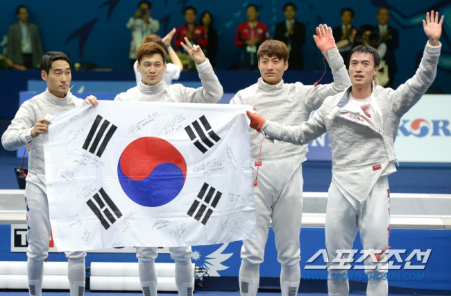[항저우현장]男사브르 어펜저스 中꺾고 AG단체전 3연패 쾌거,구본길 韓최…