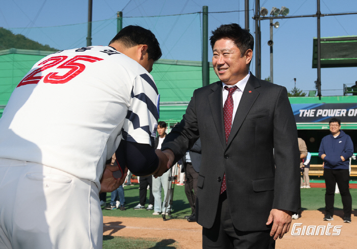 '첫 출근' 김태형 감독이 주목한 두 사람…한동희, 그리고 2003년생 …