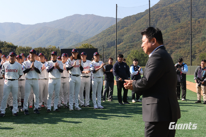 '첫 출근' 김태형 감독이 주목한 두 사람…한동희, 그리고 2003년생 …