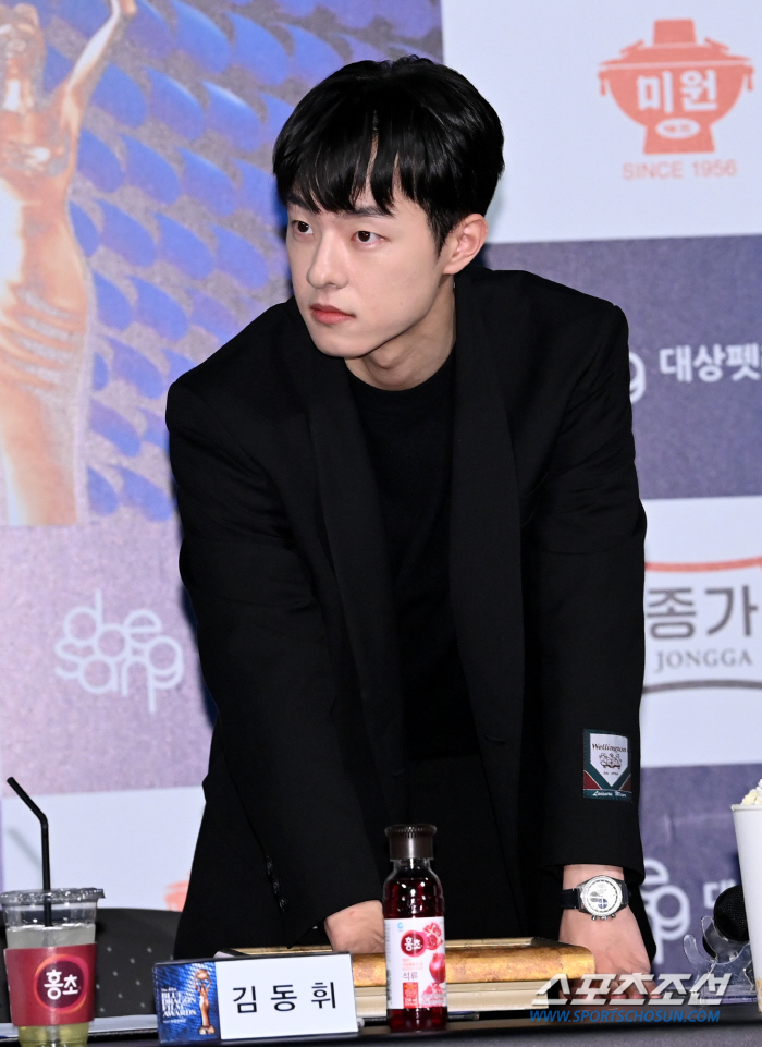 '청룡 핸드프린팅' 김동휘 "군대 다녀온 후 더 좋은 모습으로 찾아뵐 것…