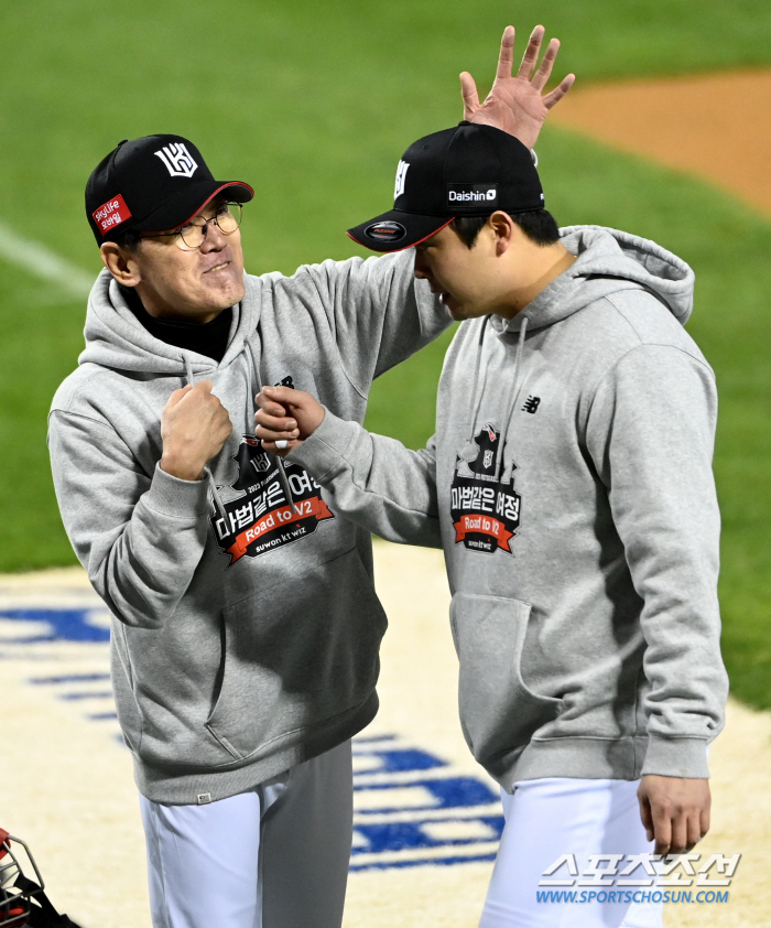 마무리 자존심보다 중요한 팀 승리...냉철했던 이강철, 이게 '우승감독'…