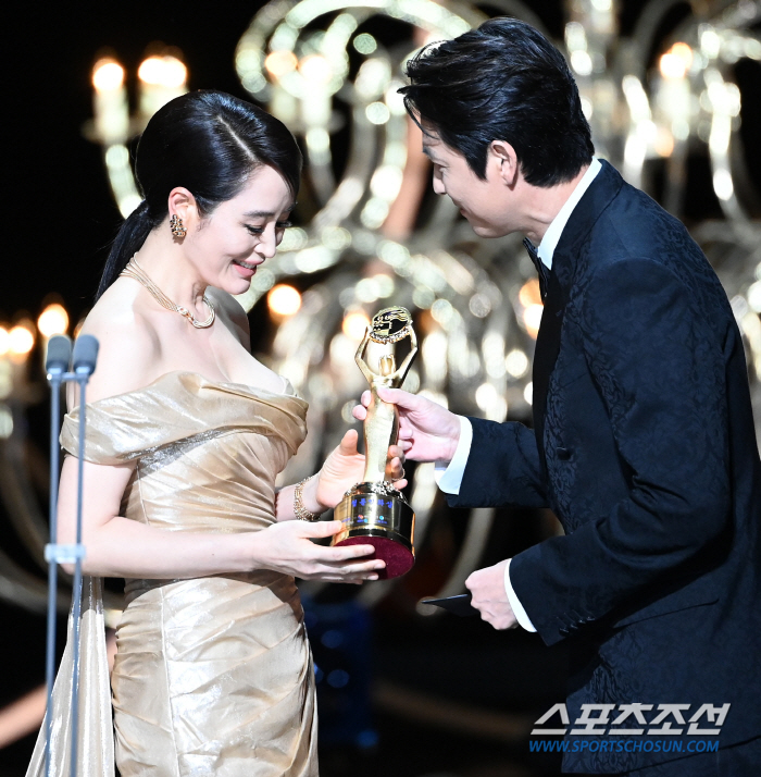 "청룡=김혜수, 잊지 않을게요"…송혜교→송윤아, '절친'들의 아쉬움과 응…