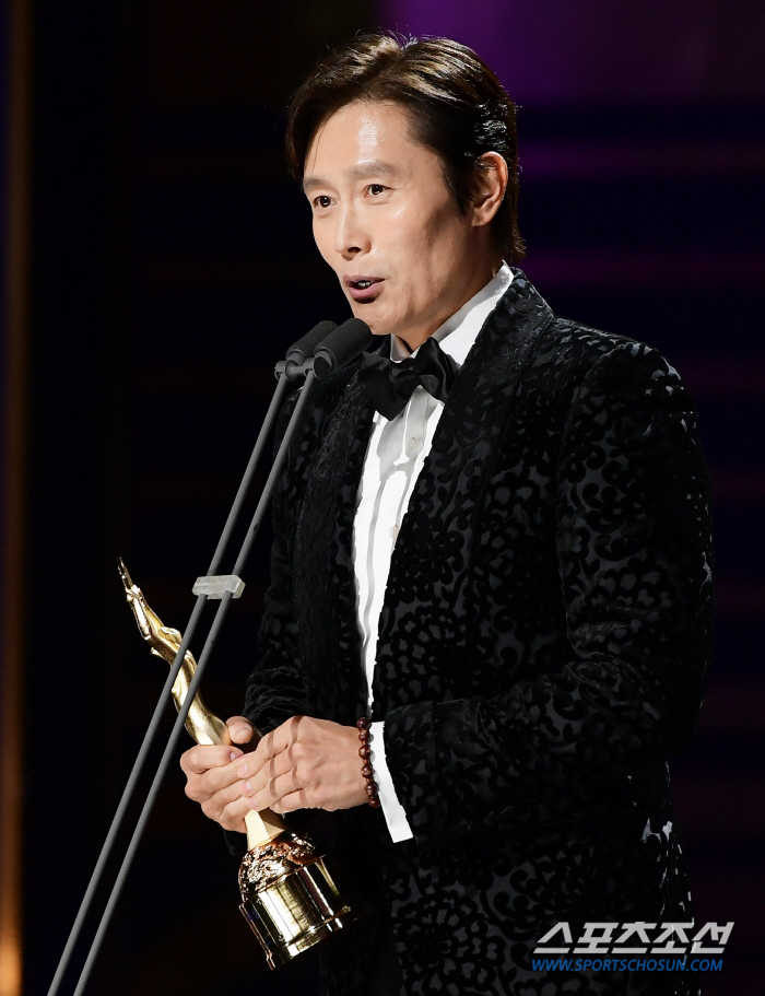이병헌♥이민정, 남우주연상 영광은 '둘째 딸'과 함께…"버디와 기쁨을" …