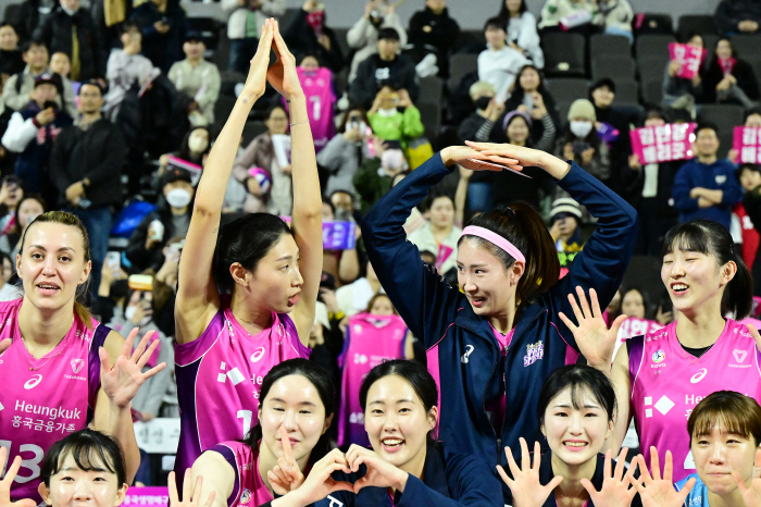 '김연경+옐레나 35득점' 7연승 흥국생명, 벌써 압도적 선두질주…도로공…