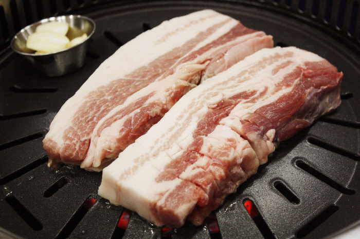 20인분 삼겹살 주문한 단체 손님의 음료수 8병 서비스 요구…"거절하니 매정하다네요"