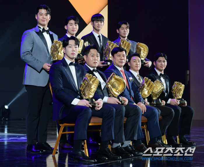 "캡틴 축하하면 된다" 쿨하게 찾아온 14시즌 빈손 최고 외야수, '박민…