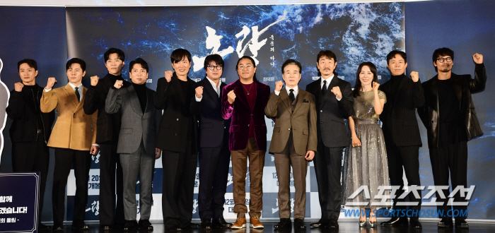 [공식] "2023년 피날레도 함께"…'노량' 김윤석→이무생, 개봉 2주…