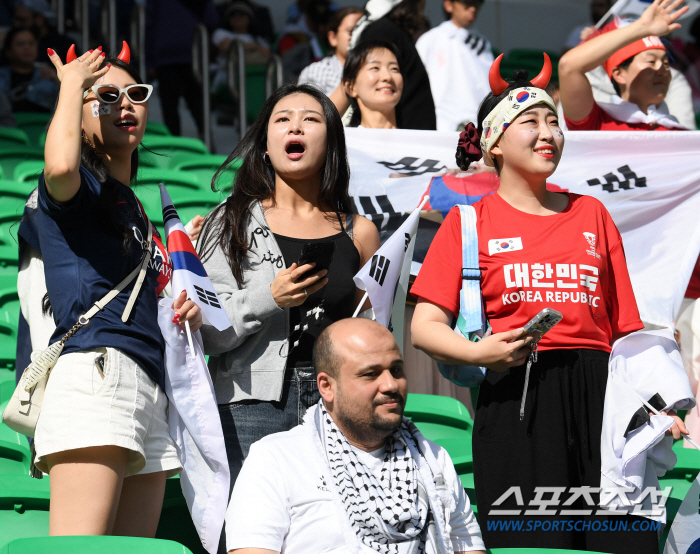 [스페셜리포트]여성이 스포츠 문화를 바꿨다, 축구 A매치시장의 큰손 등극