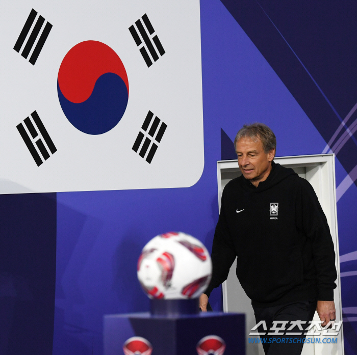 '사퇴 선언할까? 아니면 웃어 넘길까?' 韓축구에 오명 남긴 클린스만, …