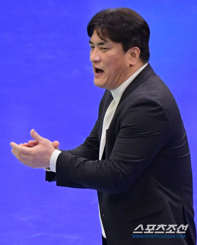 "쓰러지더라도 코트에서…" 사령탑 붕대 투혼,  亞 쿼터 다린도 첫 출격