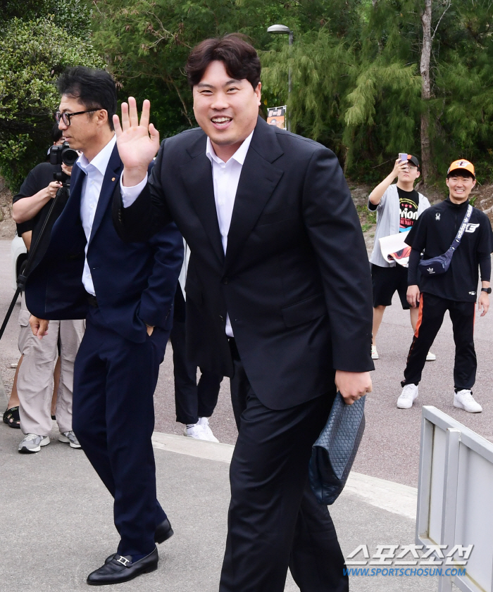 '괴물'이 진짜 개막전에 홈 개막전까지 던진다면...한화, 170억 안아…