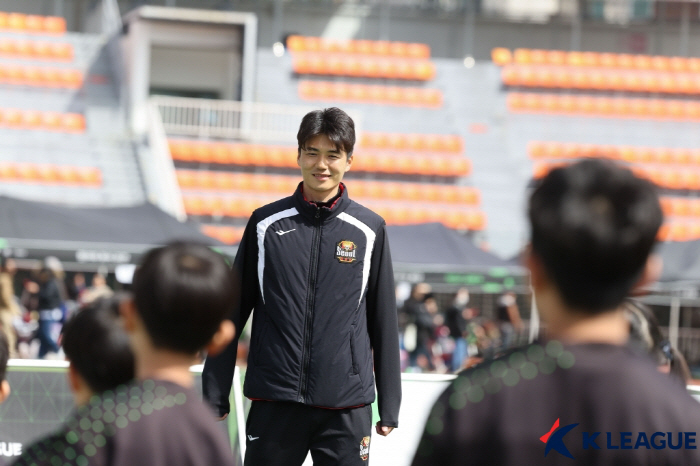 "나보다 더 뛰어난 선수가 되렴" 꿈나무들에게 꿈 선물한 FC서울 사총사…