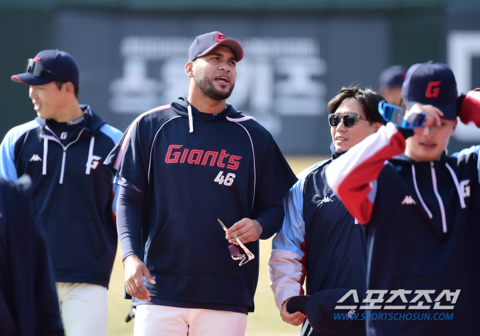 '류현진 천적 맞네!' 사실상 5이닝 무실점 압살→롯데 타선의 '촛불' …