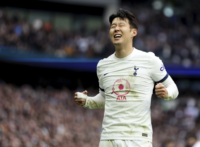'흥민이형 골은 못 참지!' 토트넘 MF, 교체 중 돌발행동으로 경고?.…