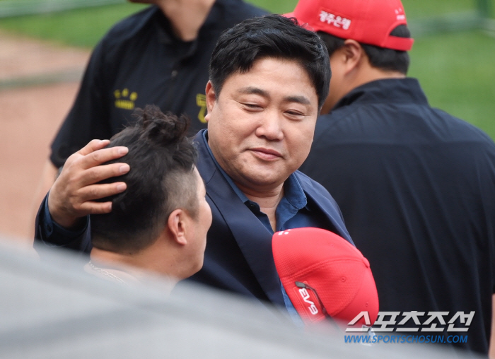 양준혁 품에 안긴 최형우, 오승환 팔뚝에 놀란 나지완...두 사람이 광주…